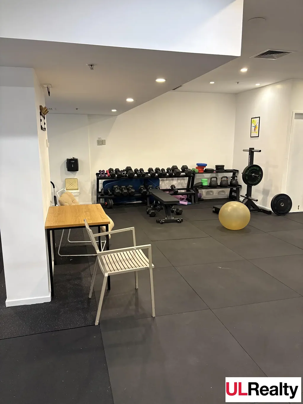 Carlton 1બેડરૂમ Tidy studio investment $150-165,000