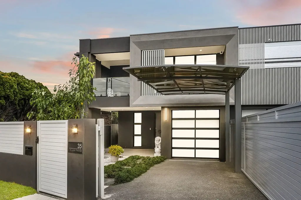 Condell Park 5 Bedroom Spacious duplex perfect for modern entertaining