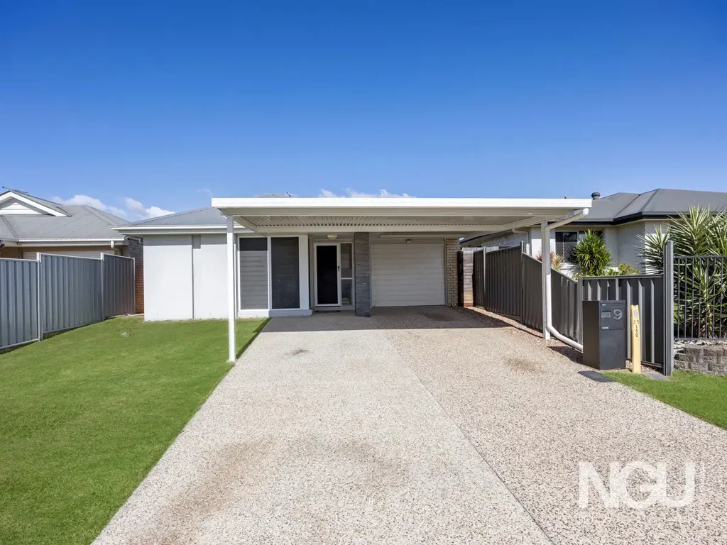 Raceview 4ห้องนอน Spacious & Stylish Family Home with Triple Car Accommodation in Prime Raceview Location