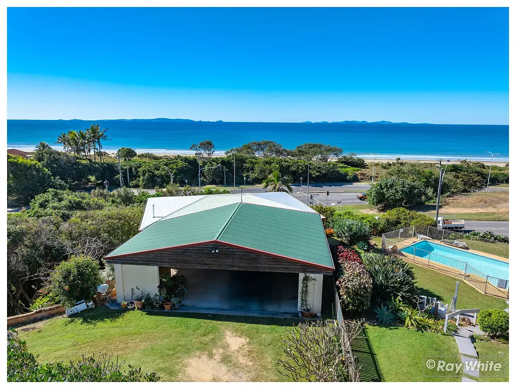 Meikleville Hill 4ਬੈੱਡਰੂਮ Elevated Coastal Living with Sweeping Ocean Views - 1520sqm of Prime Beachside Lifestyle