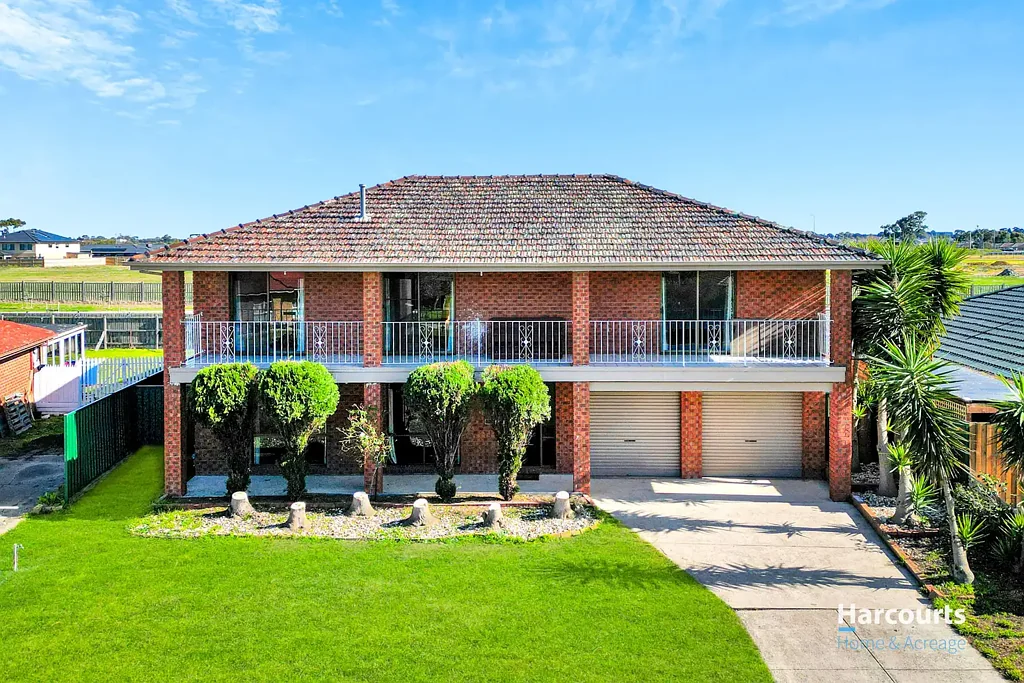 Two homes in ONE! Ideal rental for extended or large families