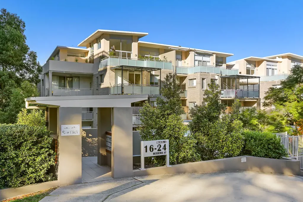 Large one bedroom apartment plus study