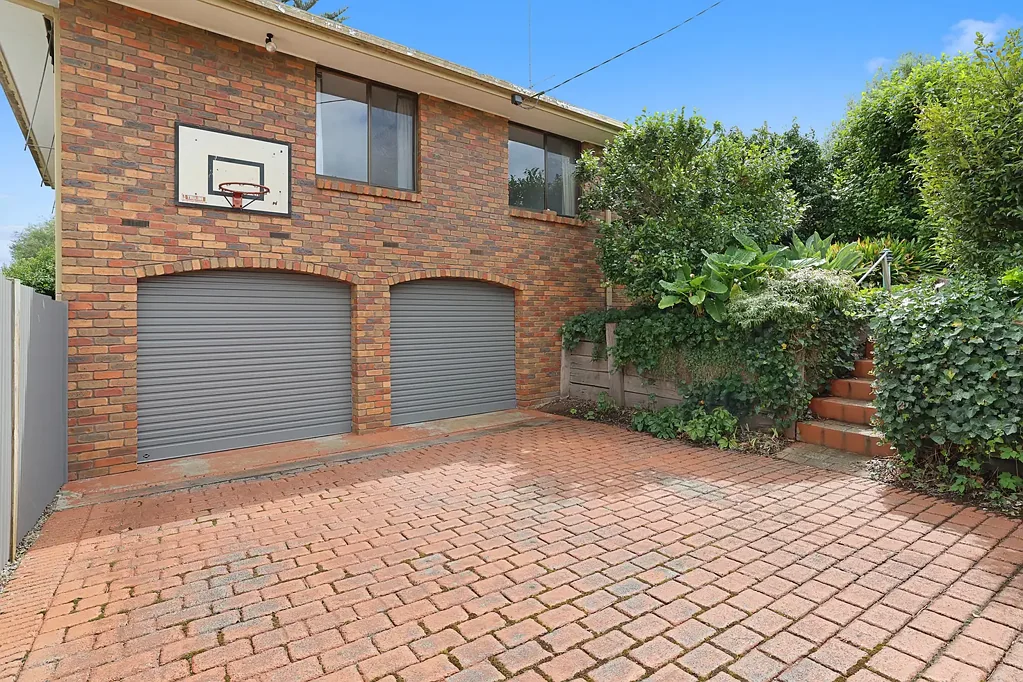 Drouin East 4 Slaapkamer Large Character Home, Private Garden and Space for a Van