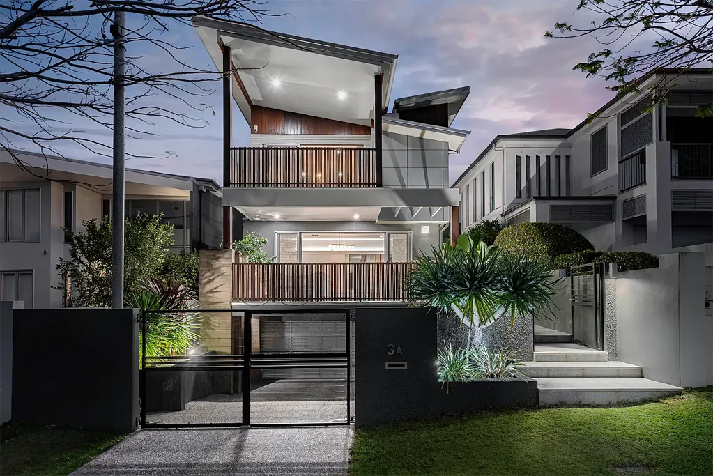 MODERN ARCHITECTURAL EXCELLENCE IN IDYLLIC LOCATION