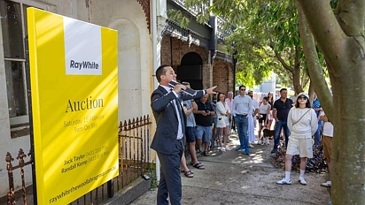 有房人哭晕了！澳专家警告：降息没戏，“意外加息”风险反升！