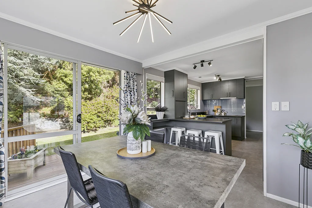Tawa 6房  Six Bedrooms, Two Levels, Endless Possibilities!