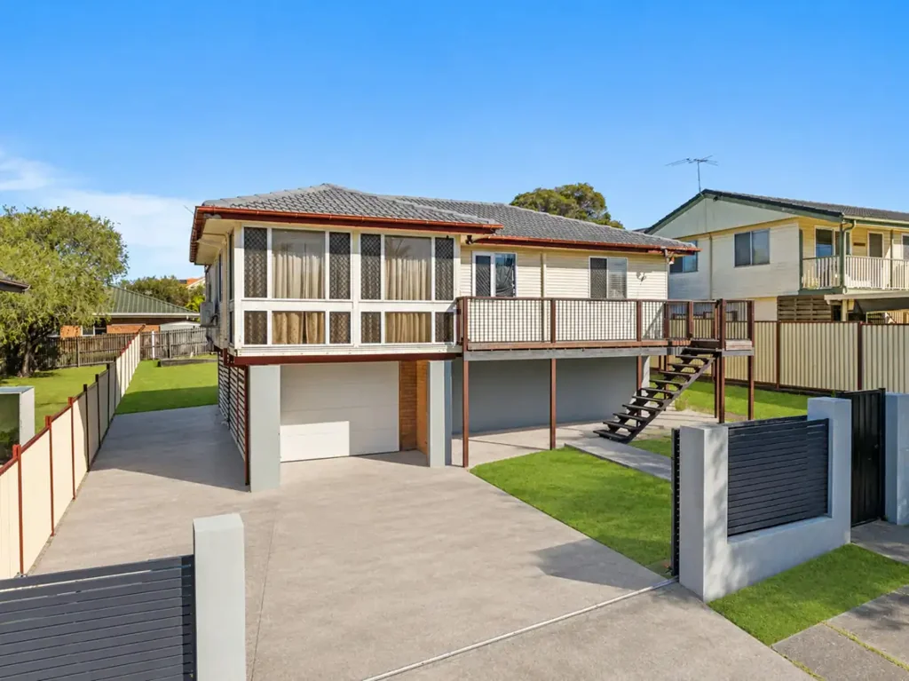 Capalaba 3房 Capalaba静谧背街 采光充足 现代厨房 巨大后院 树屋乐趣 家庭友好 社区便利 Elevated Family Living with Side Access & Endless Backyard Space