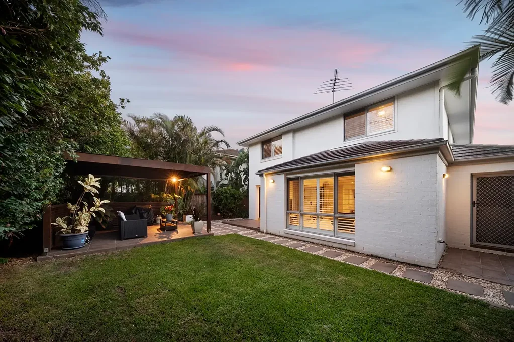 Little Bay 5房 海滨瑰宝 5卧奢居 宽敞阳光 双车库 内通道 朝北花园 现代厨房 Spacious North Facing Family Haven in a Tightly Held Neighbourhood