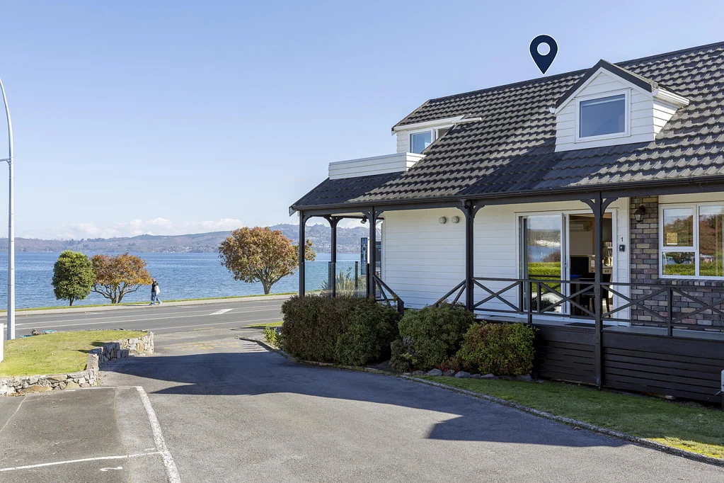 Hilltop 4房  A rare lakefront investment and lifestyle offering