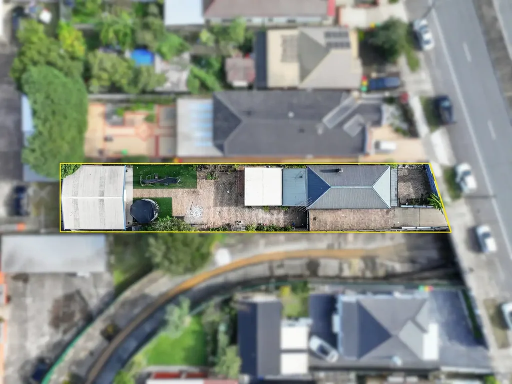 Lakemba 3房 575㎡宽绰地块 R4高密度区划 主宅两卧明亮 后院DA批 granny flat 6车位 步行学校地铁站 Convenience at Your Doorstep | Sunlit Living in the Heart of Lakemba |D.A Approval for Granny Flat |R4 Zoning!