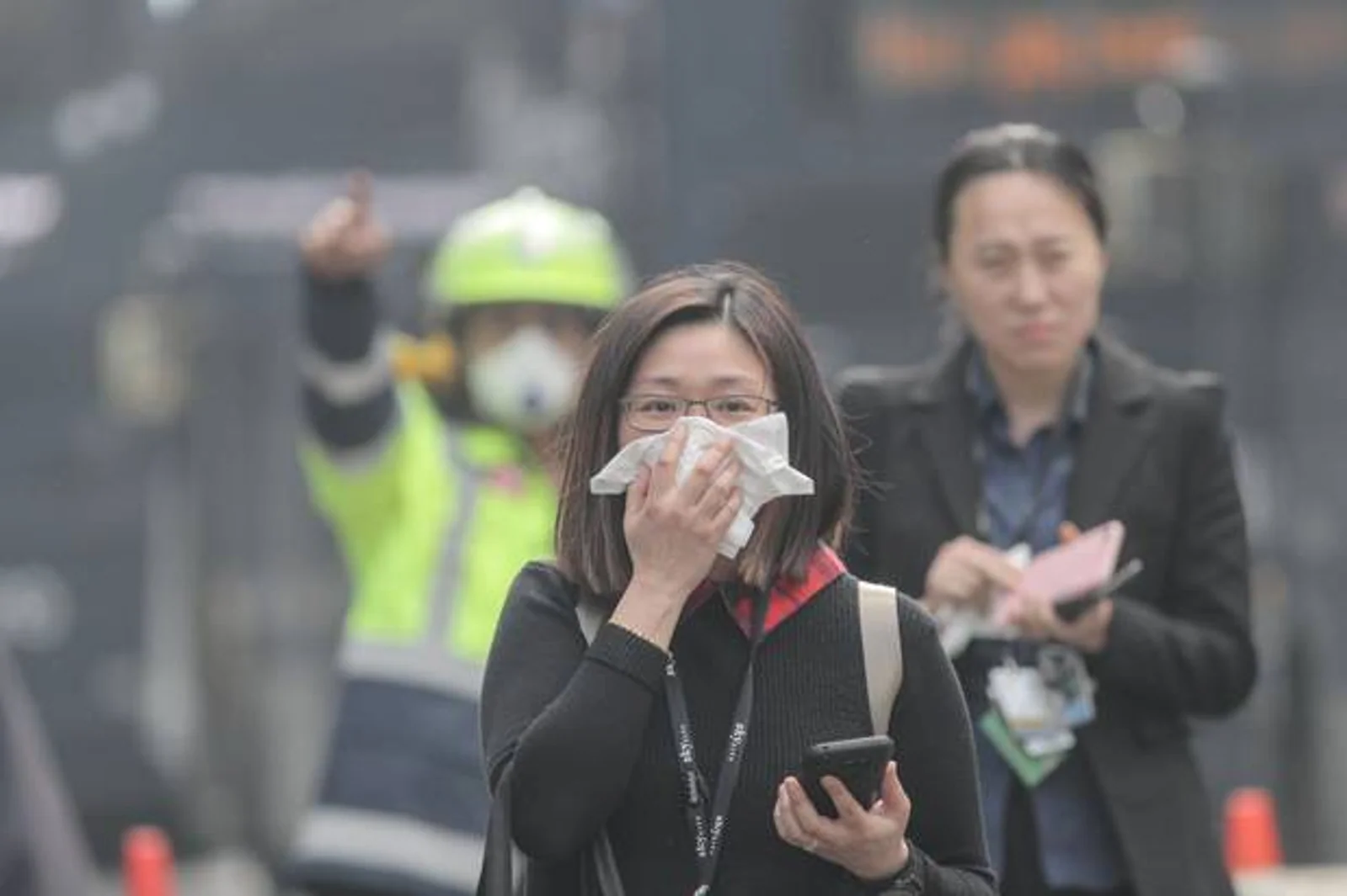 灭火胜利在望!但全市空气污染严重,我们怎么应对?大火焚毁SkyCity会展中心80%屋顶,损失巨大