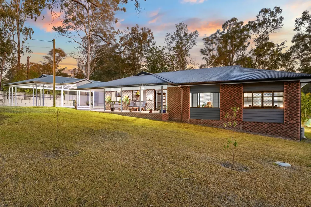 Jimboomba 5ਬੈੱਡਰੂਮ Unique, 5 - Bedroom Home on 2.5 Acres