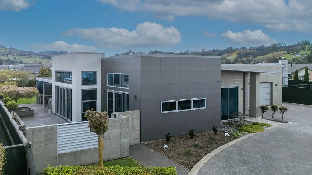 Mosgiel 4ਬੈੱਡਰੂਮ Modern Living with Impressive Four-Car Garaging
