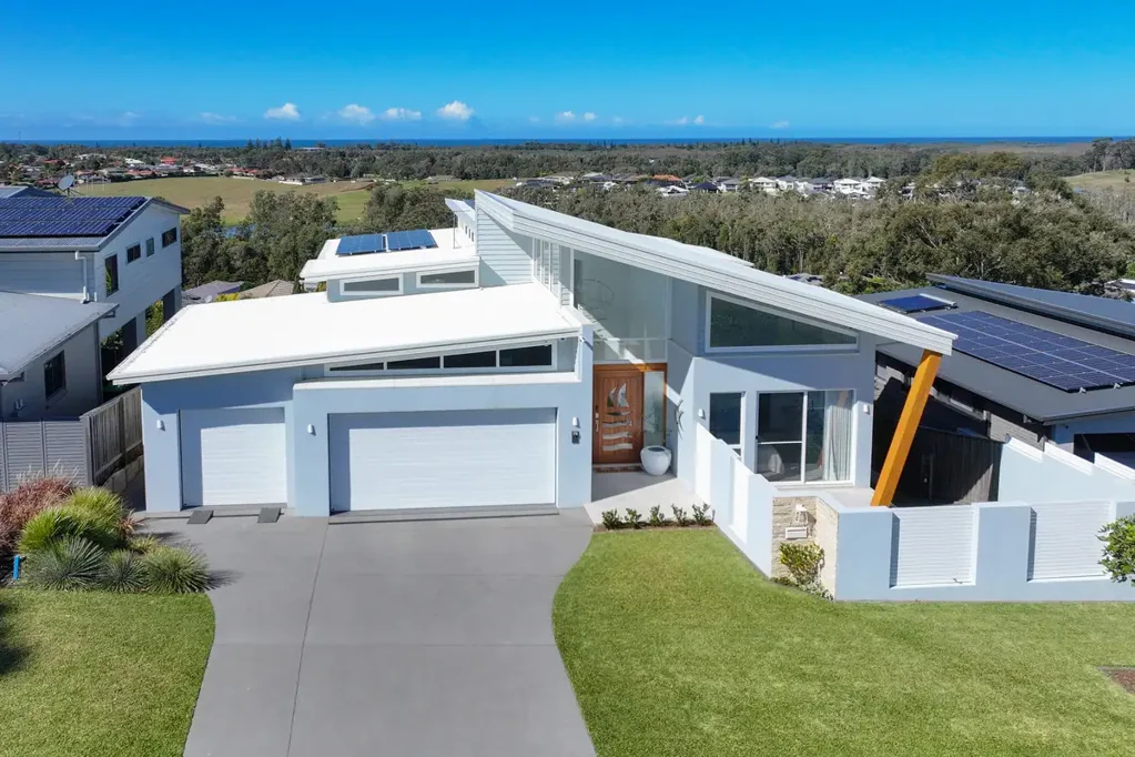 Port Macquarie 4બેડરૂમ Elevated Views Over Lighthouse Beach and Pacific Ocean