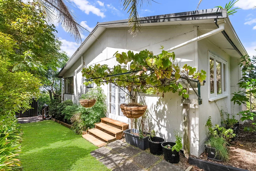 Torbay 5房 海景与未来兼得，双物业打造理想资产组合！ Sea Views & Coastal Charm – Buy One or Both!