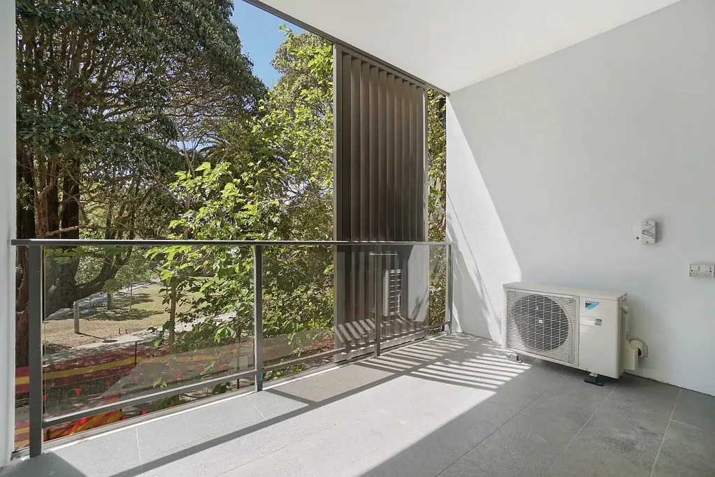 Large Designer Apartment with Leafy Outlook