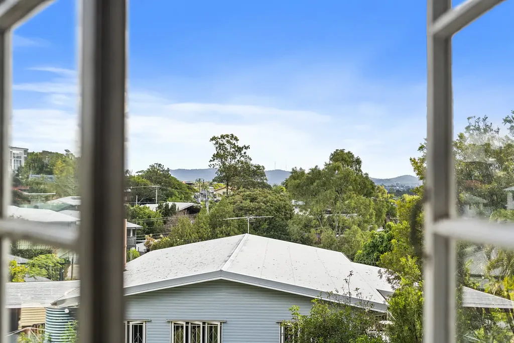 Moorooka 3房 绿树成荫环境 俯瞰CBD山脉 宽敞29.4米临街面 翻新重建潜力 硬木地板功能厨房 步行可达步道商圈 Subject to Estate - Elevated Position with City & Mountain Views on a Rare 29.4m Frontage
