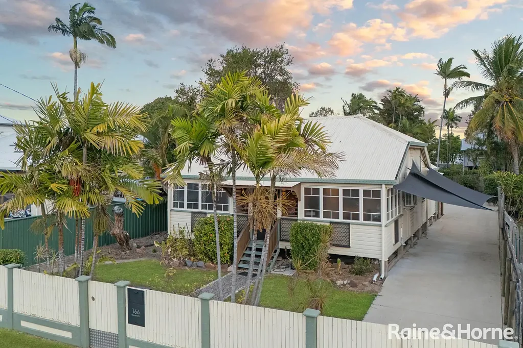 Railway Estate 3 Slaapkamer Tropical Character Meets Serious Shed Appeal