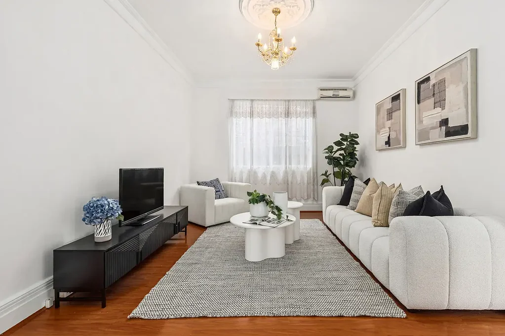 Canterbury 7कमरा Expansive abode offers versatility and potential