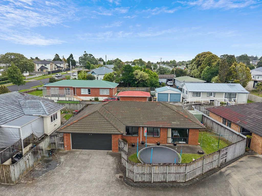 Pukekohe 4ਬੈੱਡਰੂਮ Comfort, Value & Potential - Solid Brick Home!