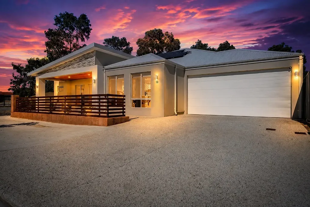 Champion Lakes 4房  REFINED LAKESIDE LUXURY LIVING!! 308 SQM UNDER MAIN ROOF!