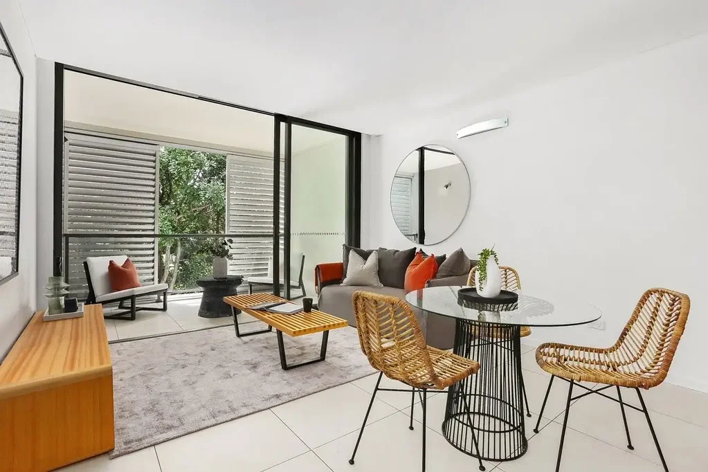 FABULOUS SUNNY 1 BEDROOM APARTMENT,  SHORT WALK TO LIGHT RAIL,