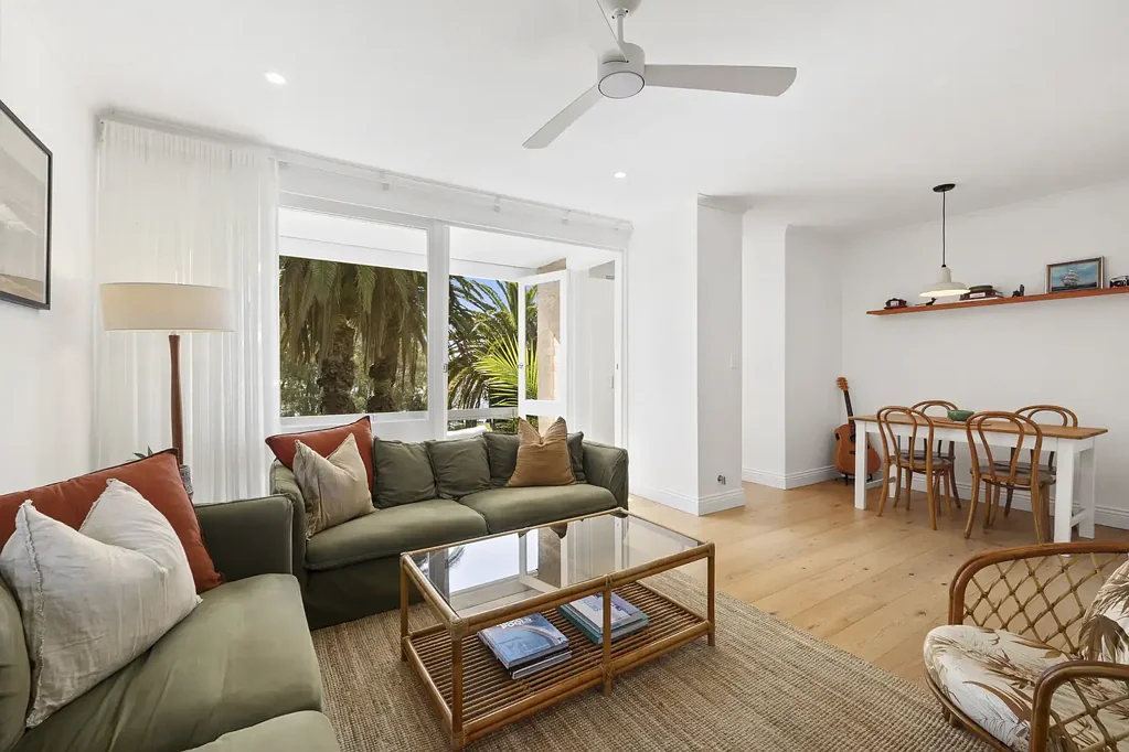 Narrabeen 2房 阳光明媚的沿海生活，坐拥绿意盎然的泻湖景观 Sunlit Coastal Living with Leafy Lagoon Outlook