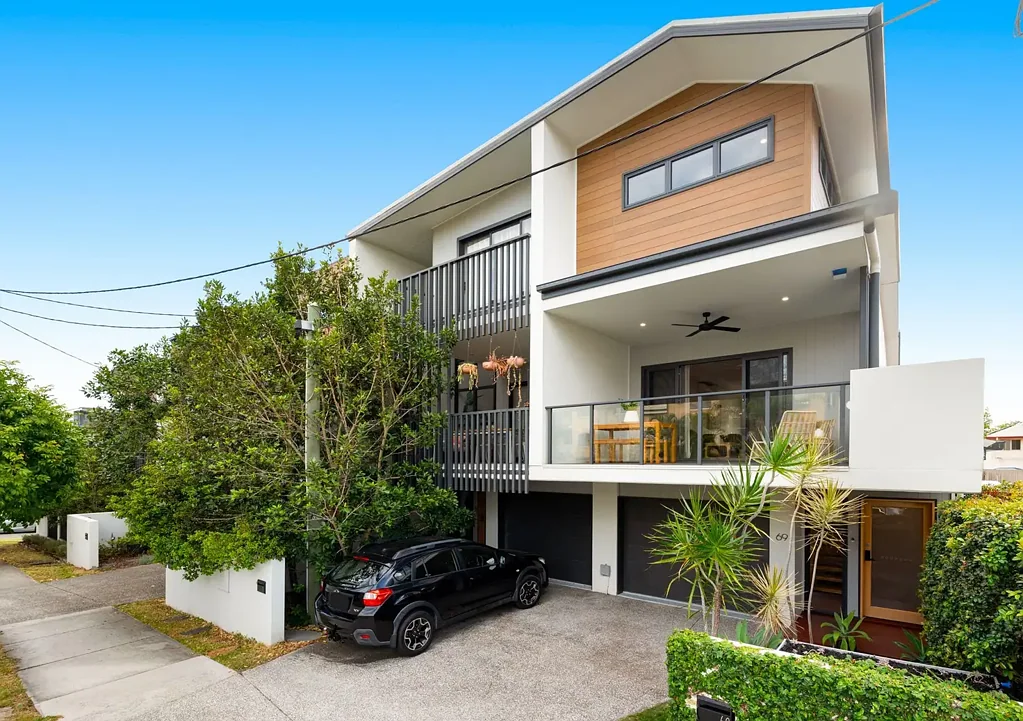 Greenslopes 3कमरा Contemporary Freehold Townhome with Architectural Style, Designer Interiors + No Body Corporate