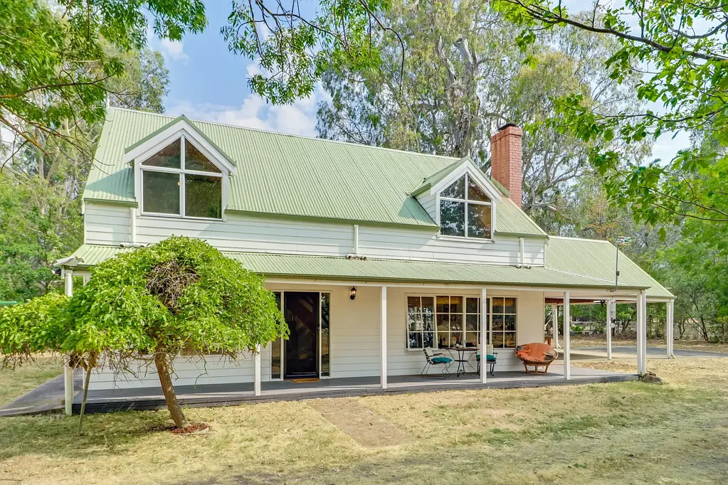Goughs Bay 4房  DELATITE RIVER FRONTAGE WITH TIMELESS COUNTRY CHARM