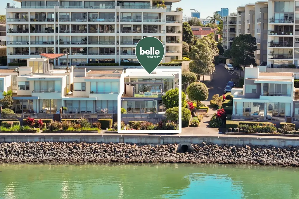Cabarita 4房 距离 Cabarita Park 仅 400 米的滨水家庭庄园 Waterfront family estate just 400m from Cabarita Park