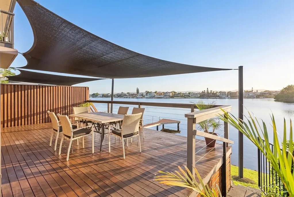 Mermaid Waters 2房  Wide Waterfront Living With Sweeping Hinterland Views