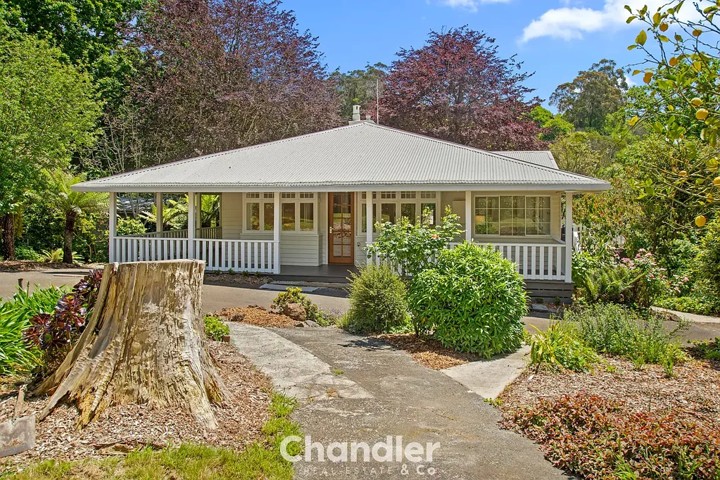 Monbulk 5部屋 A Stylishly Renovated Hills Retreat with Expansive Living, Stunning Views & Outstanding Shedding