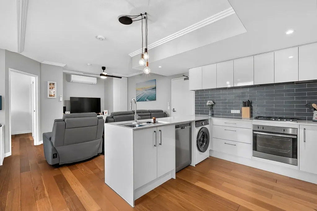 Palm Beach 2房  Prime Palm Beach Opportunity: Modern Comfort and Supreme Convenience