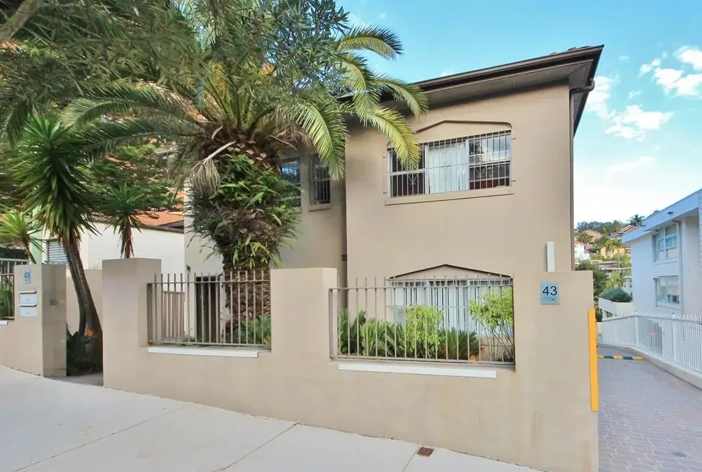 IMMACULATE TWO BEDROOM APARTMENT CLOSE TO BRONTE BEACH