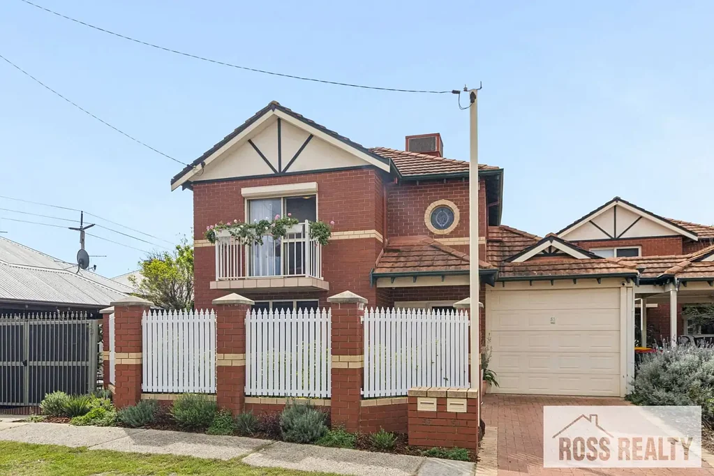 SPACIOUS TWO-STOREY HOME WITH PRIVATE COURTYARD