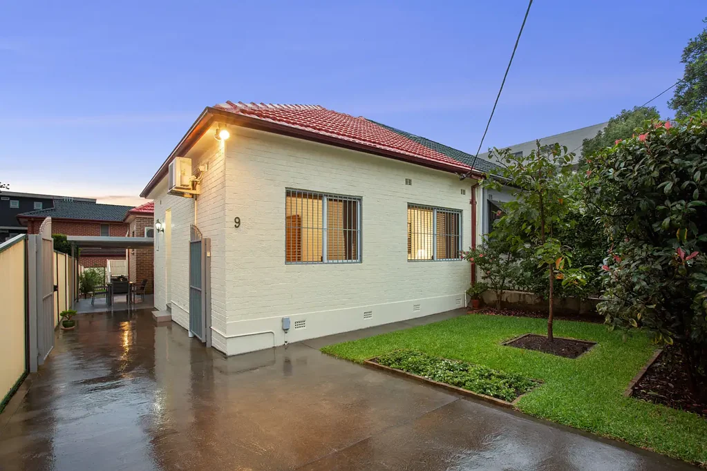 Strathfield South 3Kwarto Renovated full brick semi in an excellent location