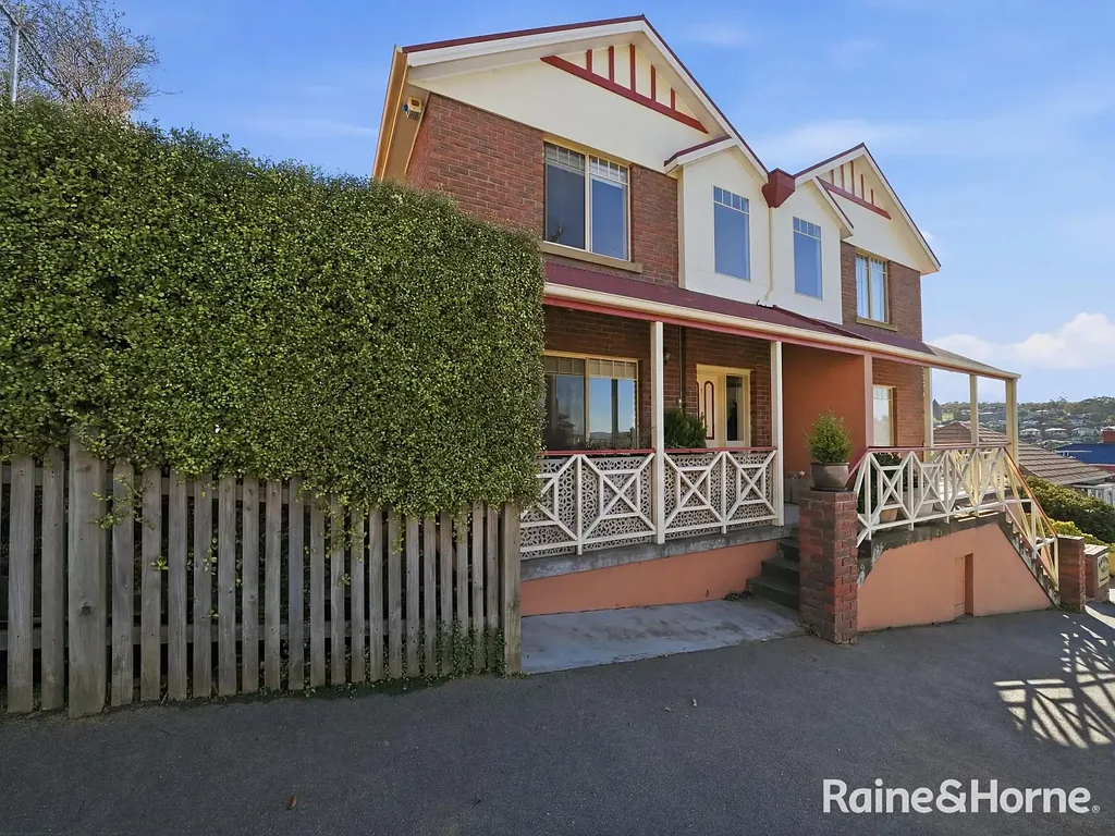 Charming 2-Bedroom Townhouse with Beautiful Garden Setting