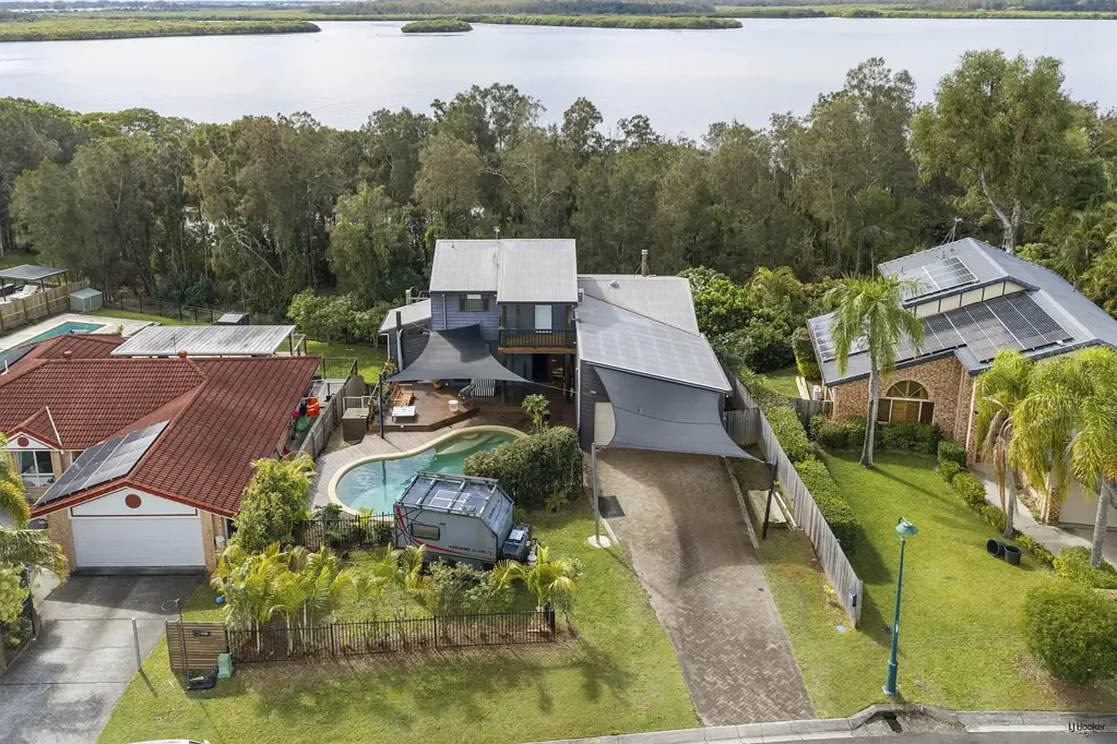 Helensvale 5 Slaapkamer A Rare Lakeside Setting! An Extraordinary Family Home!