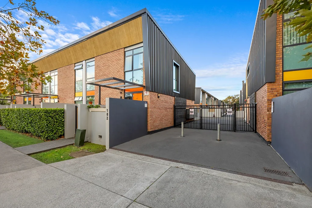 Flat Bush 4Phòng ngủ MUST BE SOLD! Premium Family Home in the Heart of Flat Bush