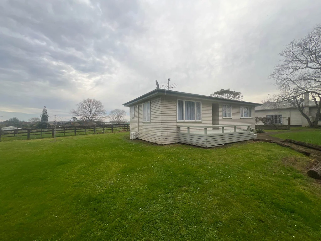 Escape to the Country: Charming 3-Bedroom Farm...
