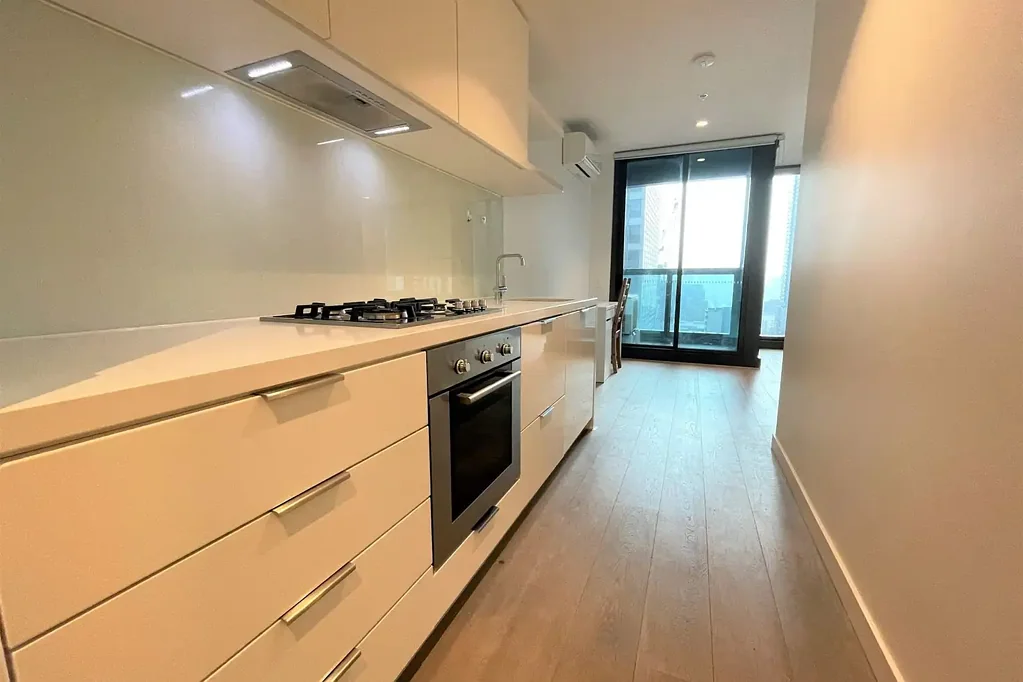 Fully Furnished Spacious 2 bedroom apartment right in the Center of Melbourne CBD for rent!
