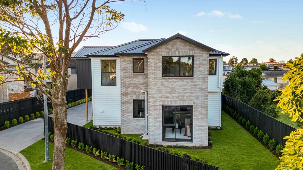Papatoetoe 5房  5 BEDROOMS + 2 MASTER SUITES + STANDALONE FREE...