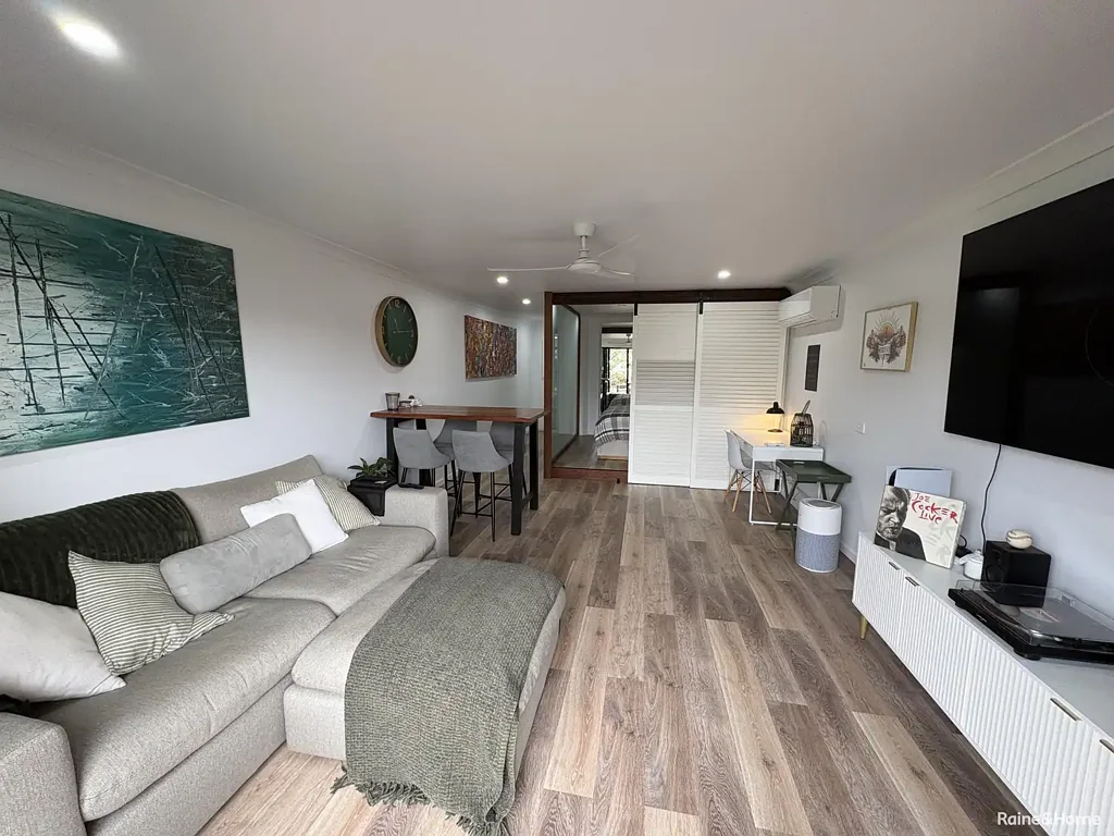 Modern 2 Bedroom Home Located on Coral Cove Golf Course