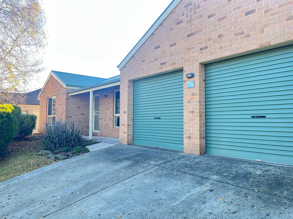 Beautiful Family Home with Scenic views!!