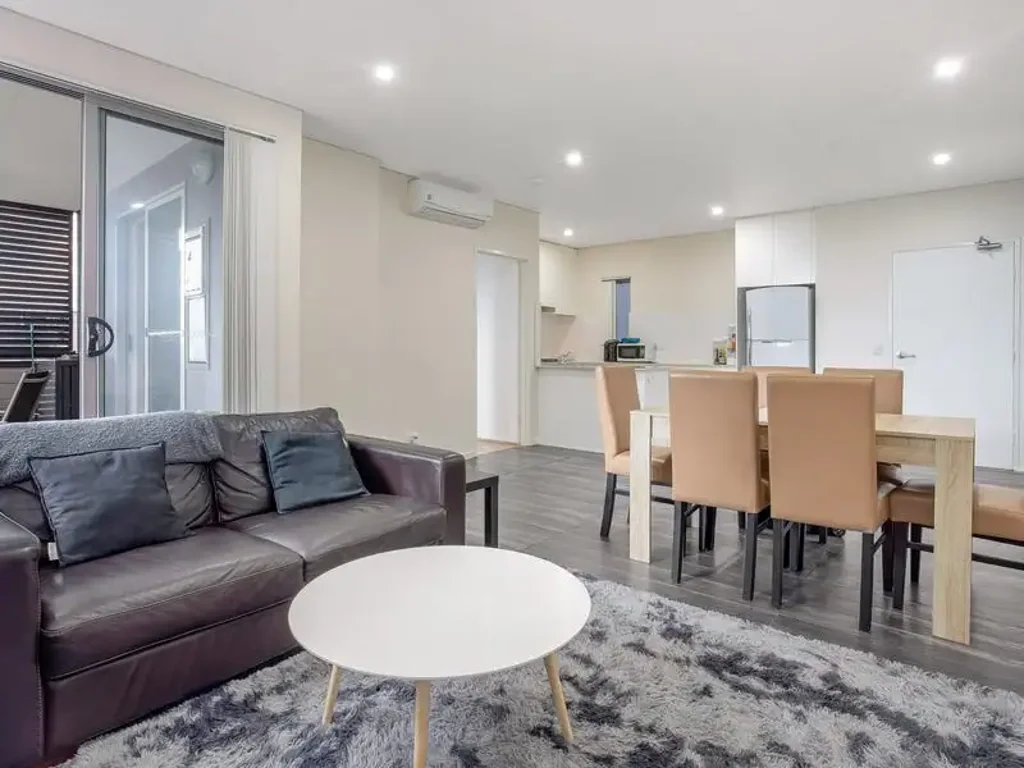 Warwick Farm 2બેડરૂમ North Facing Sunlit Serenity & Ultimate Convenience: Your Perfect First Home or Investment!
