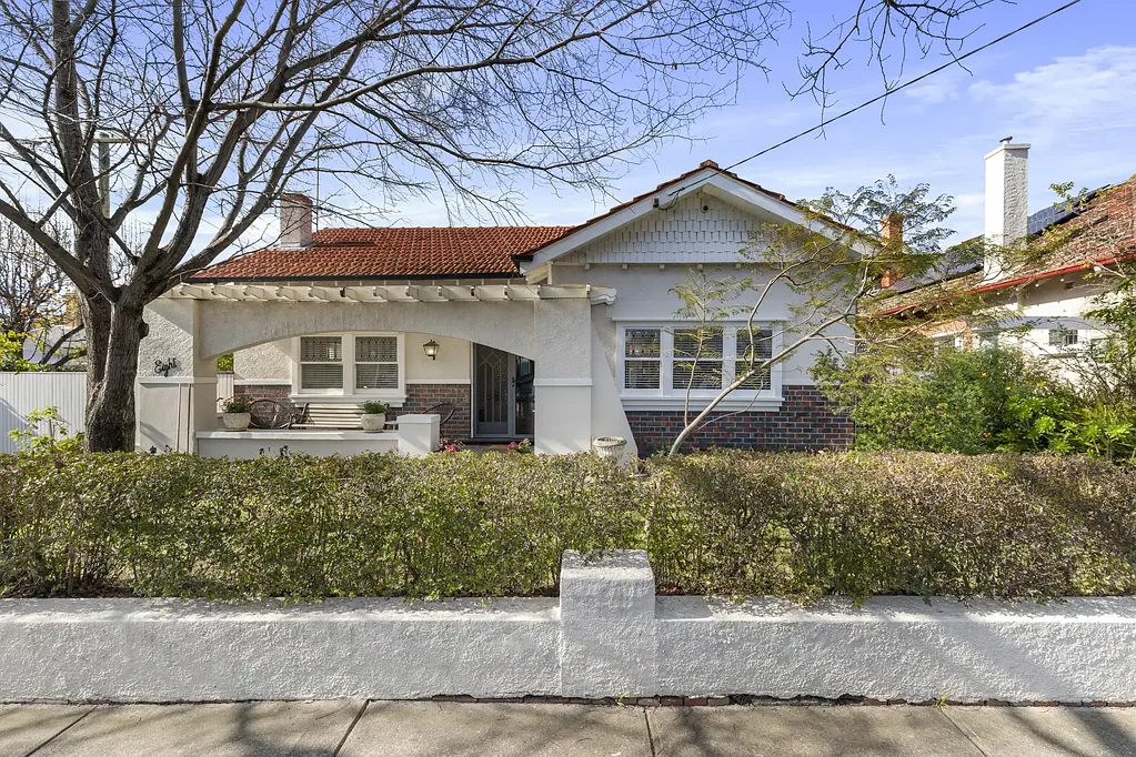 Balaclava 3房 双面优雅，带朝北花园和卓越的建筑设计 Double-Fronted Elegance with a North-Facing Garden & Architectural Brilliance