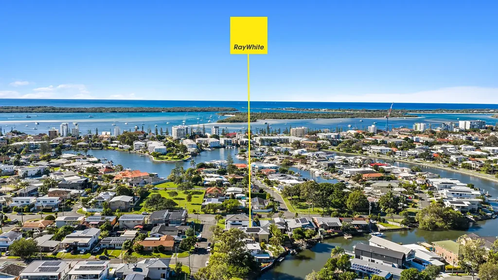 Biggera Waters 5房  Act Fast! Waterfront Property with Committed Sellers