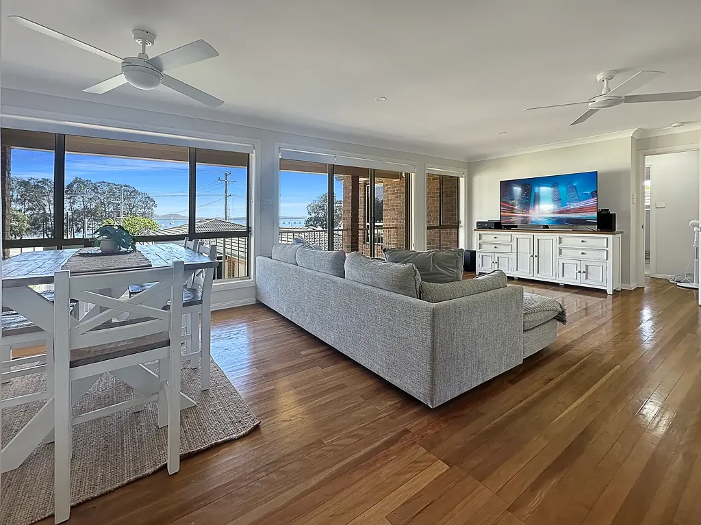 Tanilba Bay 3 Bedroom Waterside Living with Northerly views over Port Stephens!