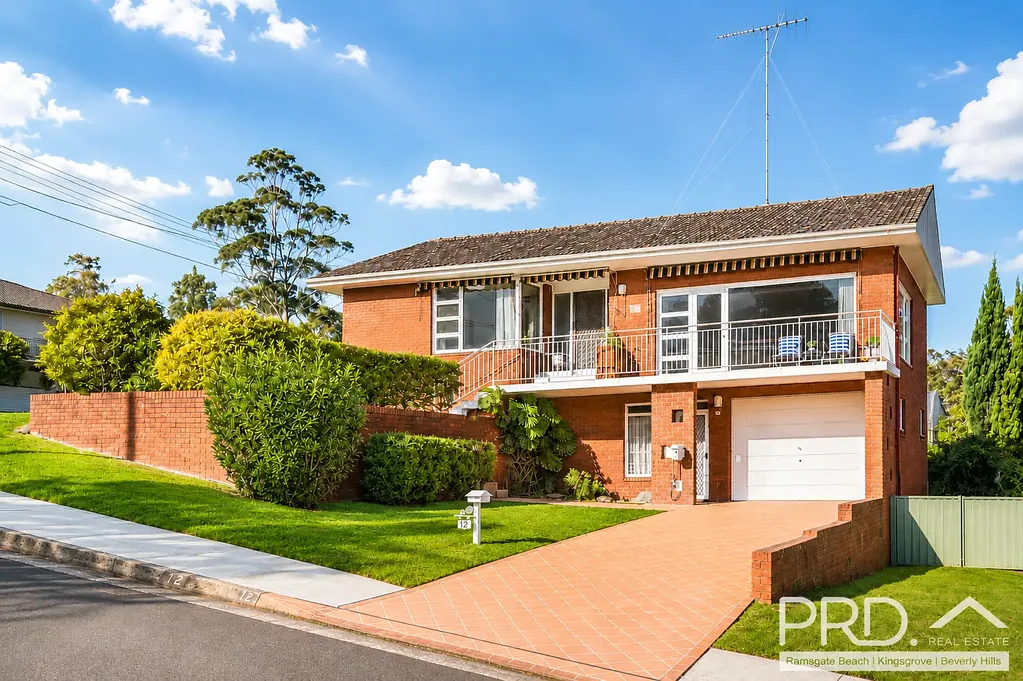 Caringbah South 3 Slaapkamer DECEASED ESTATE | ELEVATED FAMILY HOME WITH STUNNING YOWIE BAY VIEWS
