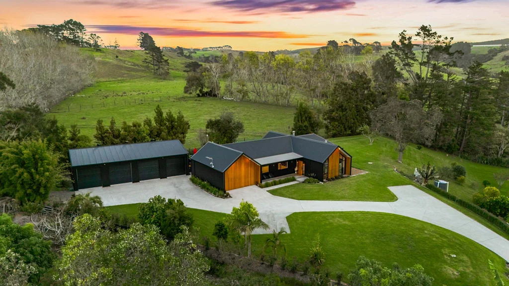 Helensville 3chambre Private, Polished & Near-New